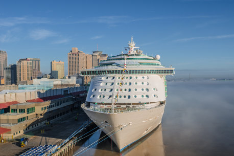 Morning mist on the Mississippi … Port of New Orleans.