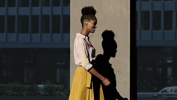 The new Bluetooth 5.0 smart earbuds are completely wireless and adjust the sound to the noise levels around you.