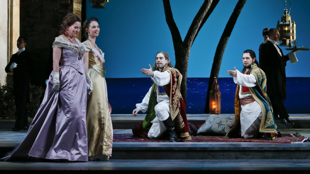 Jane Ede as Fiordiligi, Anna Dowsley as Dorabella, Samuel Dundas as Guglielmo and Pavel Petrov as Ferrando.