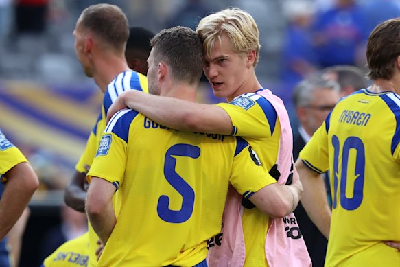 Sweden’s Gabriel Gudmundsson (5) and Lucas Bergvall (7) console each other after losing to France.