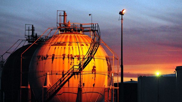 Qld to fast-track oil refinery upgrade