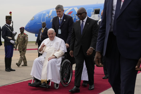 Tekerlekli sandalyedeki Papa Francis, Ocak ayında Kongo Demokratik Cumhuriyeti'nin Kinşasa kentine vardığında, sağda Kongo Başbakanı Sama Lukonde tarafından kuşatılmış durumda.