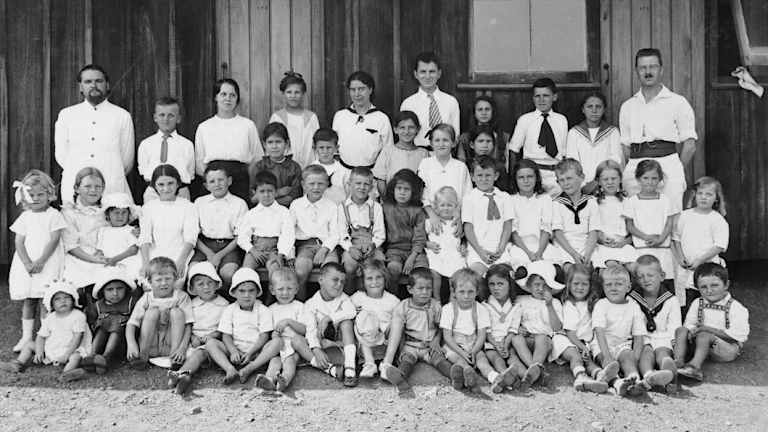 Children at the Molonglo internment camp.