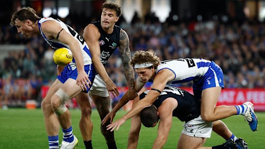 Zane Duursma crashes into Jacob Weitering.