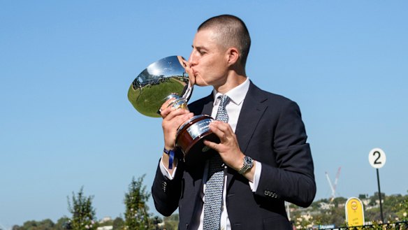 El entrenador Dom Sutton después de la gran victoria de Feroce en las Guineas Australianas en Flemington el año pasado.