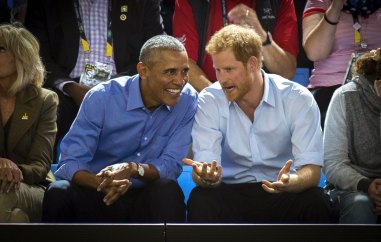 Former US President Barack Obama and Prince Harry watch wheelchair basketball at the Invictus Games in Toronto, 2017.
