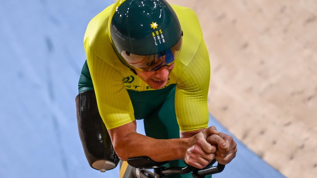 Darren Hicks won silver in the men’s C2 3000m individual pursuit. 