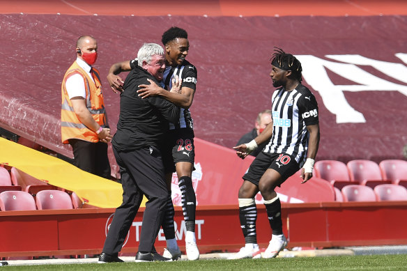 Joe Willock celebrates with coach Steve Bruce after scoring the equaliser.