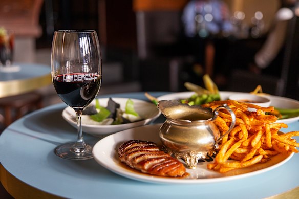 Duck frites with béarnaise sauce.