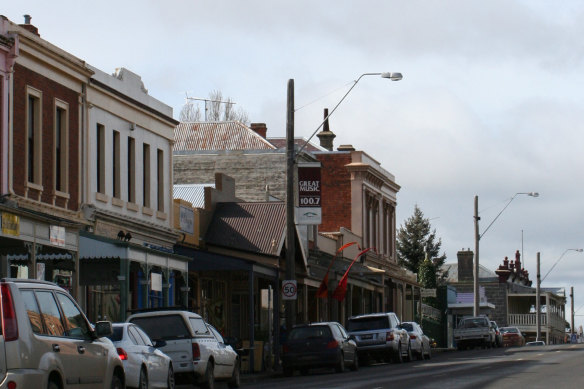 A burst water main in Kyneton has prompted a boil-water notice.