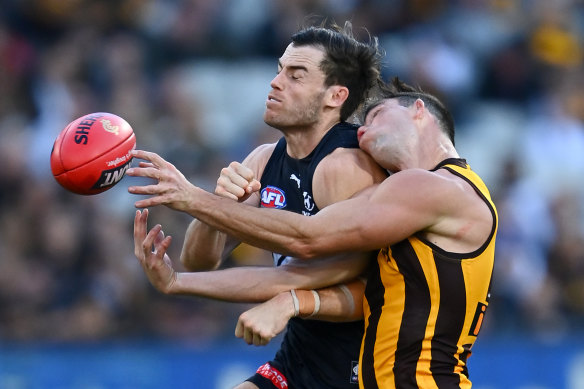 Lachie Plowman and Jaeger O’Meara collide during round 10. 