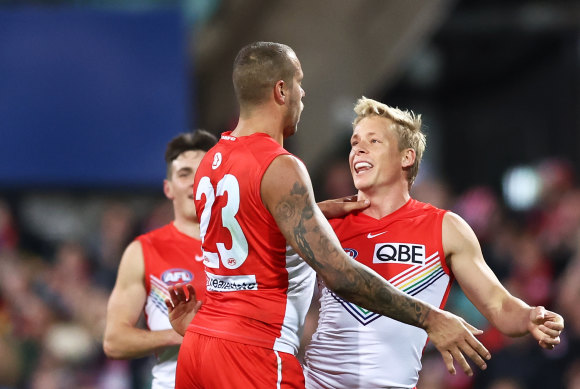 Lance Franklin and Isaac Heeney celebrate a goal.
