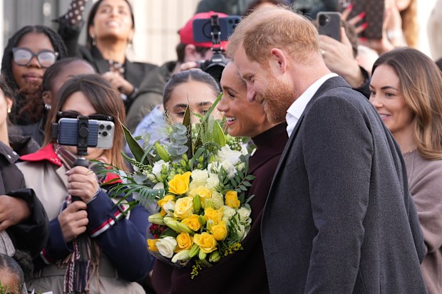Prens Harry ve Meghan, Sussex Dükü ve Düşesi, Nottingham'daki Community Recording Studio'ya gelirken halkla tanışıyor,