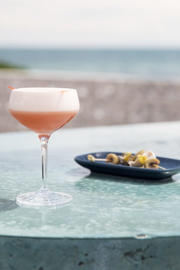 Cocktails and gilda.