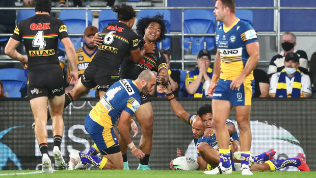 The Panthers celebrate Brian To’o’s try from a scrum play against the Eels in round 25.