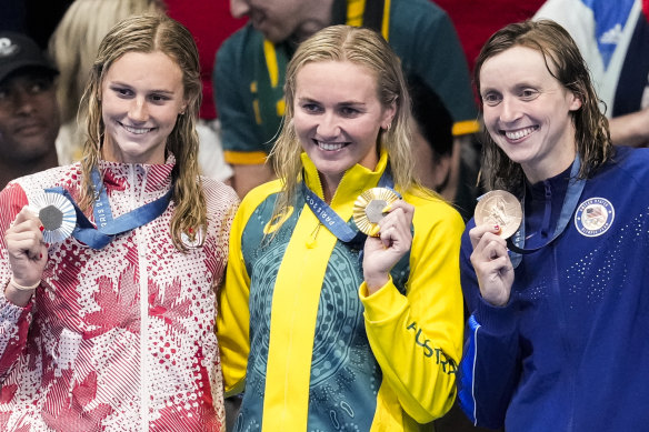 Ariarne Titmus stands with silver medallist Summer McIntosh, of Canada, (left) and bronze medallist Katie Ledecky, of the United States.