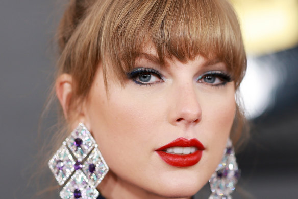 Taylor Swift arrived at this year’s Grammys with a perfectly applied red lip