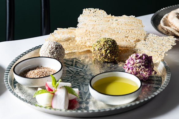 Bolinhos de naye de cordeiro revestidos com sementes de gergelim, pistache triturado e pétalas de rosa secas.