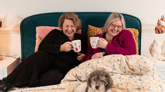 Comedian Nelly Thomas and podcaster from Peas in a Pod fame Kate Mulholland and friends ( not lovers!) cracking eachother up at Kate’s Heathmont home. They’ve created a podcast called The Single Life of Us, about being single in their late 40’s, post kids and marriage. THE AGE. PICTURE : PENNY STEPHENS. FRIDAY 20TH MAY 2022