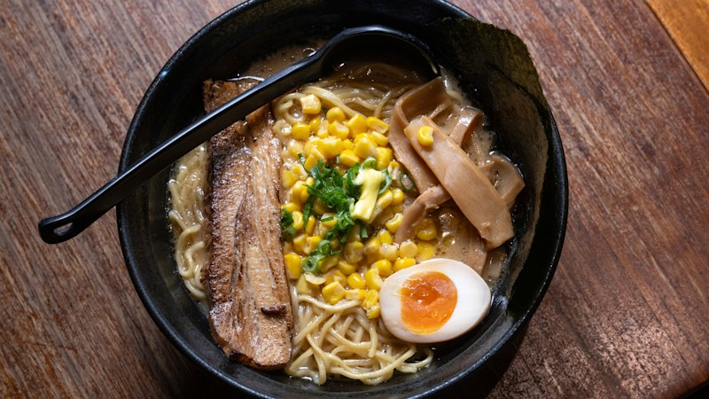 Shyun Ramen Bar v Carnegieju ponuja juhe bogate s kolagenom iz svinjine in piščanca