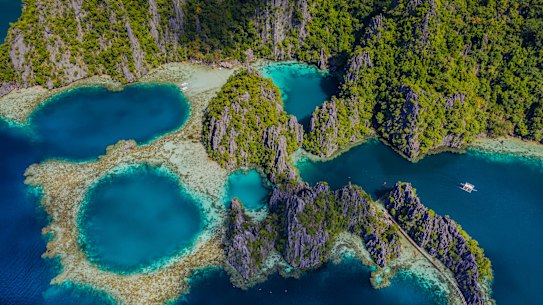A string of coral-fringed islands
strewn across the western Pacific, the Philippines is full of natural wonders. 