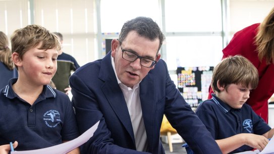 Daniel Andrews with year 3 students Will and Samson at Seaford North Primary. 