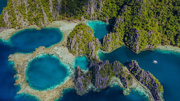 A string of coral-fringed islands
strewn across the western Pacific, the Philippines is full of natural wonders. 
