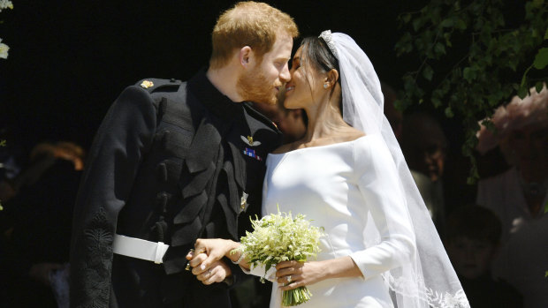 The newlywed couple kiss on the steps of St George's Chapel.