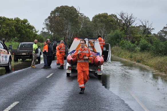 SES volunteers surveying flooding on Friday in Gippsland. 