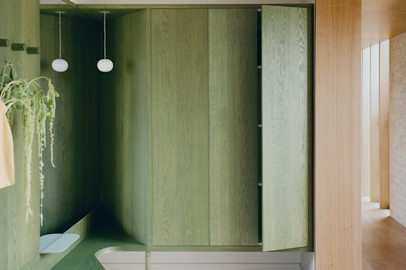 Used to store coats, keys and umbrellas, the green closet also has a built-in seat for putting on shoes.