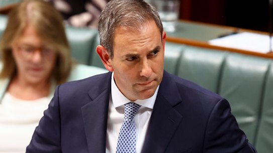 O primeiro-ministro Anthony Albanese e o tesoureiro Jim Chalmers durante o período de perguntas.