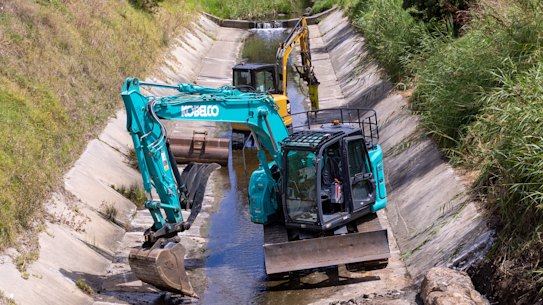 Bulldozers arrive at Moonee Ponds Creek.