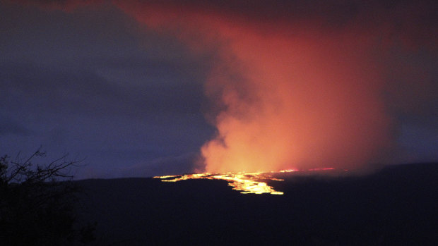 Mauna Loa volcano erupts for first time in nearly 40 years