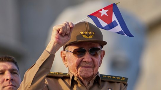 Raul Castro sventola una bandiera nazionale cubana durante una parata del Primo Maggio in Piazza della Rivoluzione a L'Avana il 1° maggio 2025.