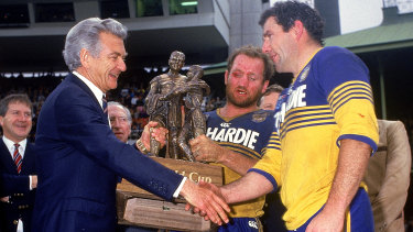 Bob Hawke congratulates Mick Cronin (right) and Ray Price after their 1986 NSWRL grand final win.