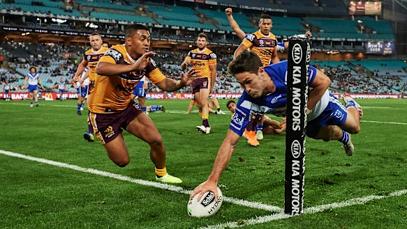 Sideline swerve: Nick Meaney of the Bulldogs finds the line untouched. 