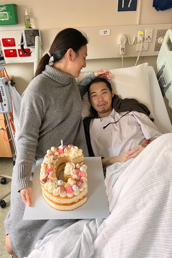 Gill Malona with Hans Su in hospital in October 2022. 