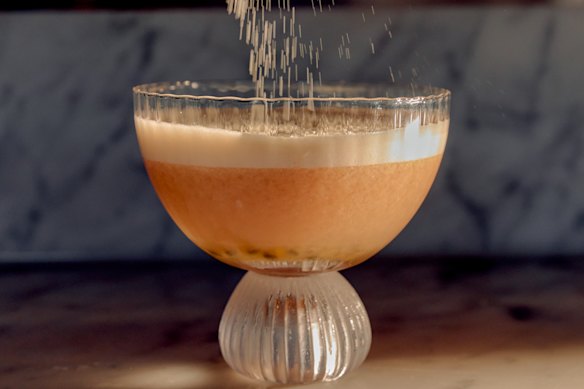 CHUIR COCHTTAIL: VDKA, passeur Directions, lemon, egg, repairate of white chocchio.