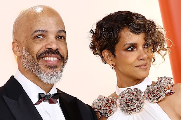 Van Hunt and Halle Berry attend the 95th Annual Academy Awards on March 12, 2023 in Hollywood, California. 