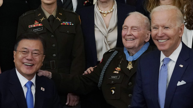 South Korean President Moon Jae-in and US President Joe Biden presenting a medal to a US veteran of the Korean War on the weekend.