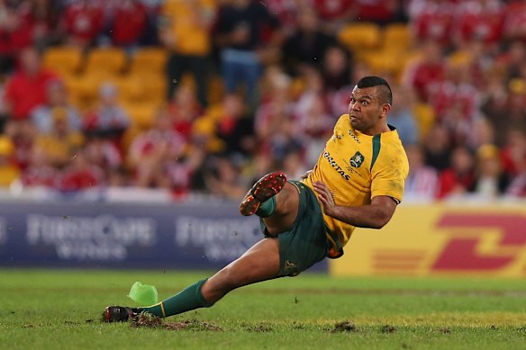 Kurtley Beale slips and misses a penalty kick that could have won the first Test for the Wallabies in 2013.
