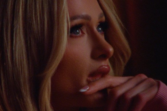 Paris Hilton se emociona durante uma cena do documentário.