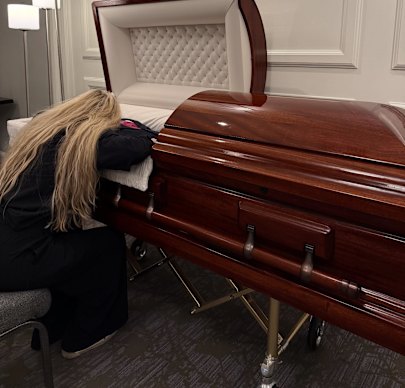 Erika Kirk sofre pelo corpo de seu marido em uma fotografia que ela postou no Instagram.