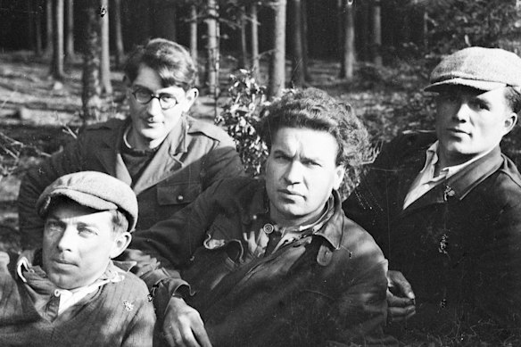 Lawrence Saywell (il secondo da sinistra) nella foto con altri fuggitivi tra cui Sydney “Mac” Kerkham (all'estrema sinistra) e due russi.