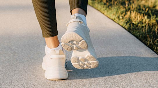 Optimum health benefits reach a peak at 7000 steps before levelling out.