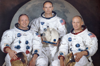 Michael Collins (centro) es fotografiado con sus compañeros miembros de la tripulación del Apolo 11 Neil Armstrong (izquierda) y Buzz Aldrin (derecha) en 1969.