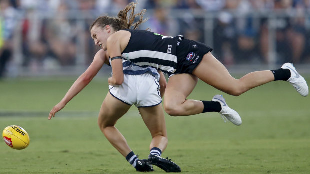 Jordyn Allen of Collingwood tackles Sophie Van De Heuvel of Geelong. 