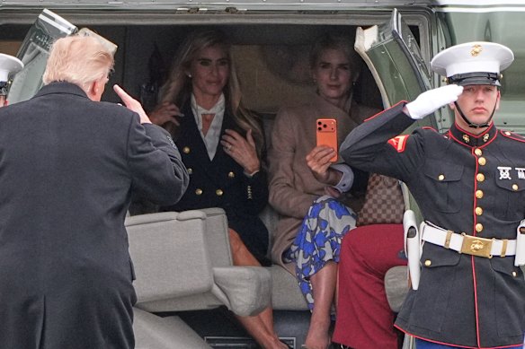 Martedì Trump sale a bordo di Marine One con Katie Zacharia e l'aiutante Natalie Harp.