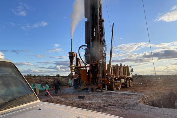 Marmota has kicked off reverse-circulation drilling at its Goolagong prospect to follow up a gold-in-calcrete anomaly.