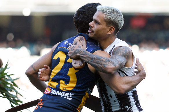 Izak Rankine of the Crows and Bobby Hill of the Magpies exchange cultural gifts pre match.